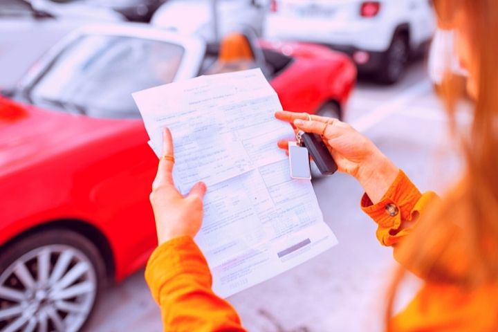 mulher lendo um contrato de leasing de carros